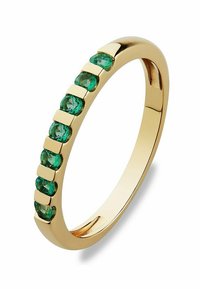 Goldring mit einem glatten Band, das abwechselnd runde grüne Steine und rechteckige goldene Akzente auf der Oberfläche hat.