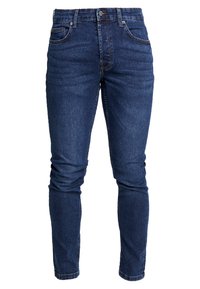 Jeans de mezclilla azul oscuro con un corte ajustado. Incluye cinco bolsillos, un cierre de botón y cremallera, y un ligero desvanecimiento en los muslos.