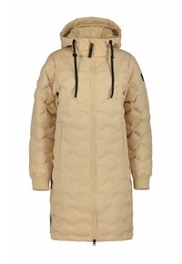 Chaqueta larga acolchada beige con capucha, que presenta cordones negros, puños acanalados, cremalleras y una textura de acolchado ondulado.