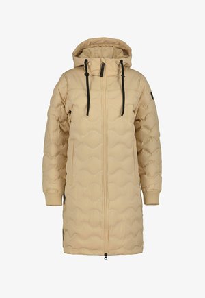 Beige polstret lang jakke med hætte, der har sorte snore, ribbede manchetter, lynlåse og en bølget quiltet tekstur.