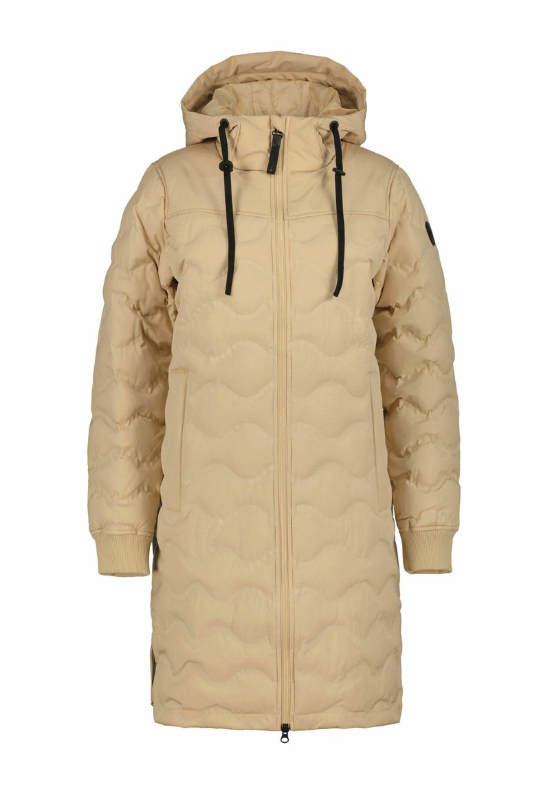 Chaqueta larga acolchada beige con capucha, que presenta cordones negros, puños acanalados, cremalleras y una textura de acolchado ondulado.