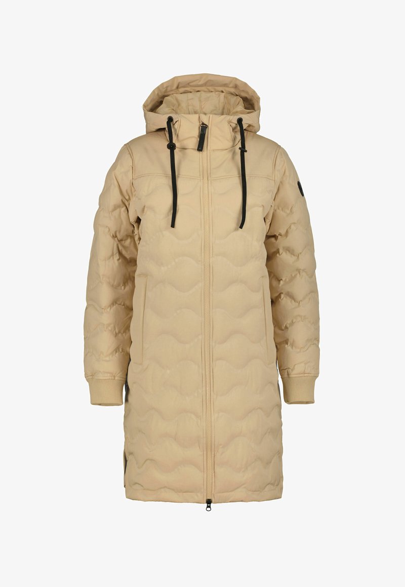Chaqueta larga acolchada beige con capucha, que presenta cordones negros, puños acanalados, cremalleras y una textura de acolchado ondulado.