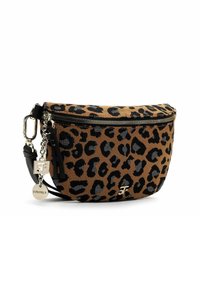 Borsa a tracolla con stampa leopardata in tessuto marrone e nero con chiusura con zip, dettagliata con una catena e un ciondolo con logo, con una superficie testurizzata.