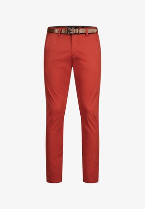 Pantalon rouge pour homme coupe ajustée avec poches latérales et ceinture en cuir marron avec boucle argentée, présenté sur un fond blanc.