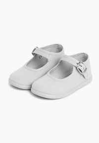 Zapatos Mary Jane de lona gris con punta redonda, talón redondeado y correa ajustable con hebilla. Textura suave y diseño sencillo.