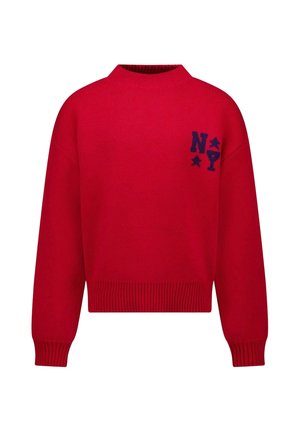 Rode trui met lange mouwen met geribde manchetten, zoom en kraag, met donkerblauwe letters "NY" en twee sterren op de linkerborst.