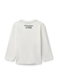 Weißes Langarmshirt aus Baumwolle mit Rundhalsausschnitt. Der Rücken zeigt mehrfarbigen Text: "TREFFE NEUE FREUNDE, UM NEUE WELTEN ZU ERKUNDEN."