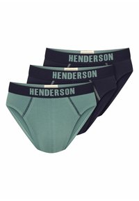 Trzy pary męskich slipów, w tym jedna zielona para i dwie granatowe. Każda z nich ma kontrastujący pas w talii z logo "HENDERSON" w jasnej zieleni.