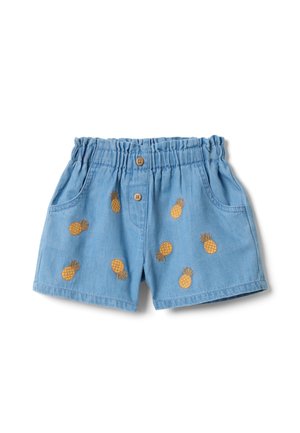 Pantalones cortos infantiles de color azul claro con cintura elástica, cierre con botón, bolsillos laterales y piñas amarillas bordadas esparcidas por el frente.