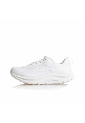 Scarpa da corsa atletica bianca con suola spessa, tomaia in mesh, lacci e logo "HOKA" sul lato, mostrata in profilo laterale su sfondo bianco.