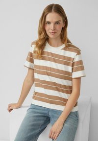 Korte mouwen T-shirt in gebroken wit met horizontale bruine strepen, ronde halslijn, zachte katoen stof, relaxte pasvorm en standaard mouwlengte.