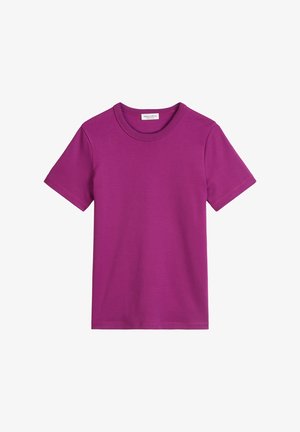 T-shirt à manches courtes de couleur fuchsia uni. Fabriqué en tissu doux avec un col rond et une coupe standard. Aucun motif ni accent visible.