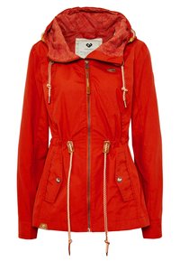 Veste légère rouge avec fermeture éclair, capuche ajustable et cordons de taille. Comprend deux poches avant et une doublure intérieure texturée.