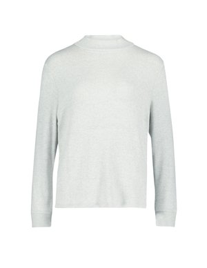 Pull en maille gris clair avec un col montant, des manches longues et des bords côtes. Texture douce et coupe décontractée. Design simple sans motifs.