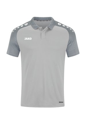 T-shirt polo gris en tissu texturé, avec un col, un logo blanc sur la poitrine et des accents décoratifs aux épaules.
