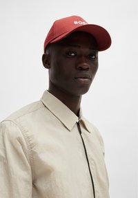 BOSS ZED jasny brąz