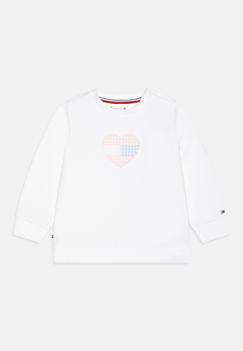 Sweat-shirt blanc à manches longues pour tout-petit avec un cœur à carreaux rose et bleu sur la poitrine et un petit logo sur la manche gauche.