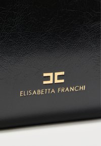 Μαύρο δερμάτινο με υφή, με χρυσλό λογότυπο «ELISABETTA FRANCHI» και έμβλημα, που διαθέτει κομψό σχέδιο και διακριτική υφή κόκκου.
