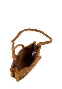 Borsa in pelliccia sintetica marrone con un esterno testurizzato, due manici corti e un interno liscio. Presenta una tracolla rimovibile e hardware con chiusura a gancio.