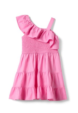 Vestido rosa sin mangas para niña con tirante de un solo hombro con volantes, cuerpo fruncido y falda de varios niveles sobre fondo blanco.