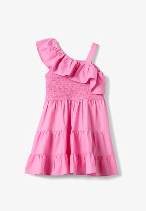 Vestido rosa sin mangas para niña con tirante de un solo hombro con volantes, cuerpo fruncido y falda de varios niveles sobre fondo blanco.