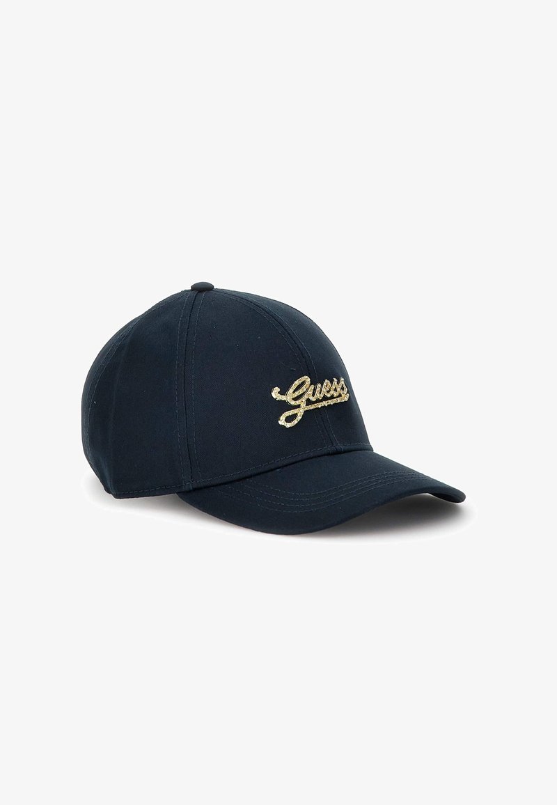 Casquette de baseball bleu marine avec une visière courbée et un logo "Guess" doré brodé sur le panneau avant.