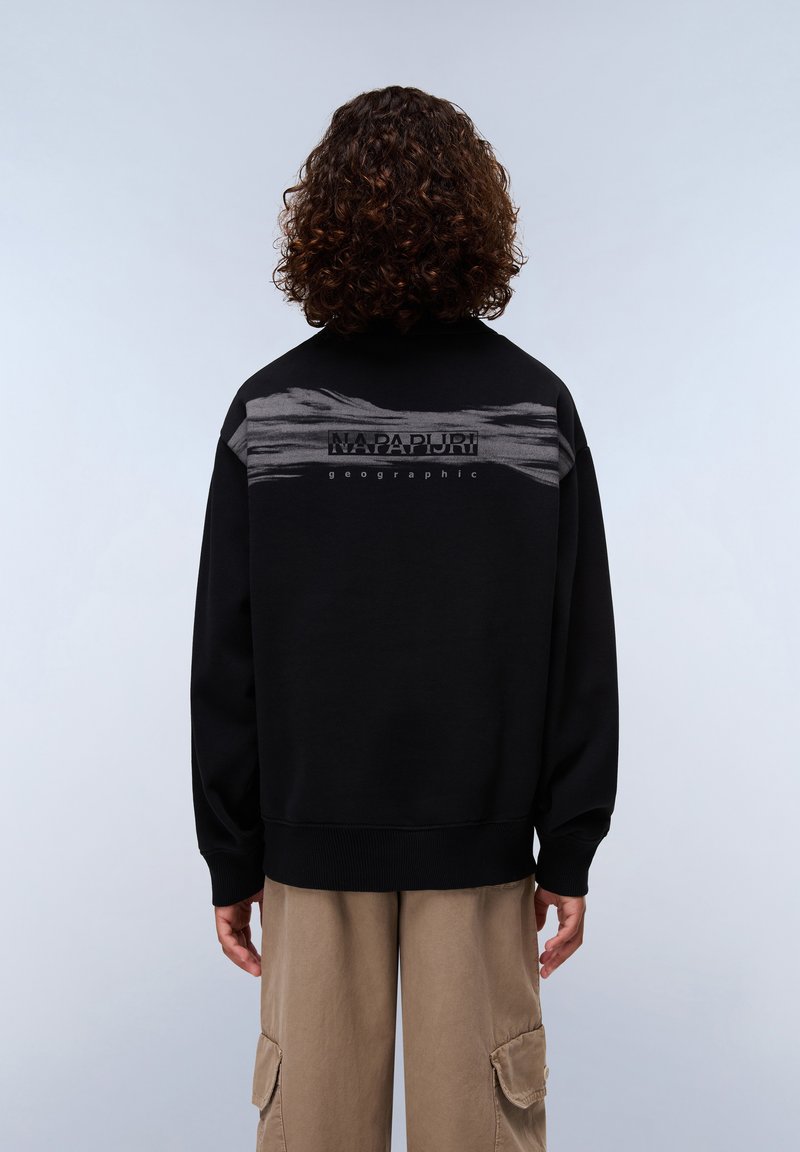 Sudadera negra con acentos texturizados grises en la parte posterior, que presenta un logotipo prominente. Puños y dobladillo acanalados, corte relajado.