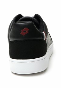 Sneaker nera con tomaia in pelle e camoscio, suola bianca e logo rosso a forma di diamante sul tallone, con dettagli grigi e una finitura texture.