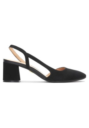 Sort ruskind slingback sko med lukket spids tå og en chunky mellemhøj blokhæl mod en hvid baggrund.