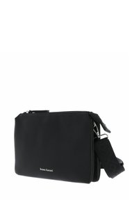 Sac en cuir noir avec une finition texturée, doté d'une fermeture éclair et d'une bandoulière ajustable avec un accent à motif. Le logo avant indique "bruno banani."