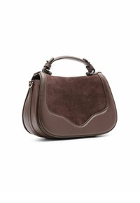Bruine leren en suède handtas met een gebogen klep en een gestructureerde vorm. Voorzien van een korte handgreep en accentstiks langs de randen.