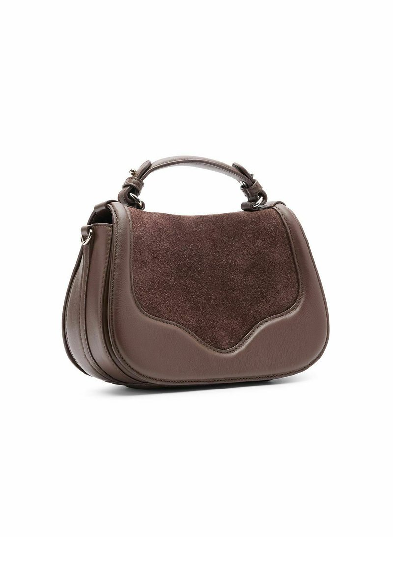 Bruine leren en suède handtas met een gebogen klep en een gestructureerde vorm. Voorzien van een korte handgreep en accentstiks langs de randen.
