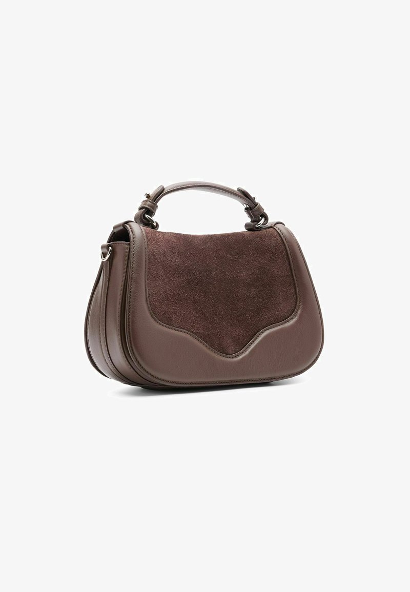 Braune Leder- und Wildleder-Handtasche mit einer geschwungenen Klappe und einer strukturierten Form. Verfügt über einen kurzen Griff und Akzentnähte entlang der Kanten.