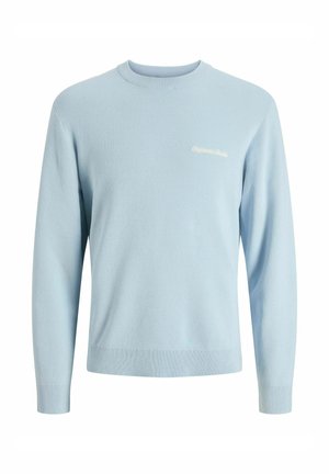 Suéter azul claro de tela texturizada, con cuello redondo y mangas largas. Logotipo bordado notable en la parte delantera.