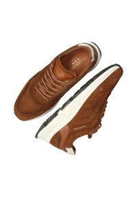 Bruine suède sneakers met leren accenten, ronde neus, gevoerd kraagje en witte rubberen zool. Kenmerkt platte veters en gouden oogjes.
