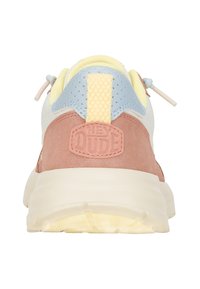 Rückansicht eines mehrfarbigen Sneakers mit weißem Mesh, pinkem Wildleder, hellblauen Akzenten, gelben Schnürsenkeln und einer Gummisohle mit geprägt Logo.