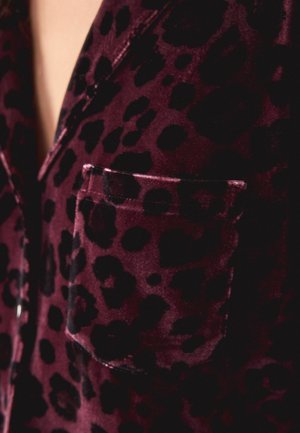 Burgundia sametist pidžaamakampsun musta leopardi mustriga. Omab rinna taskut ja sarnaneb satiinile.