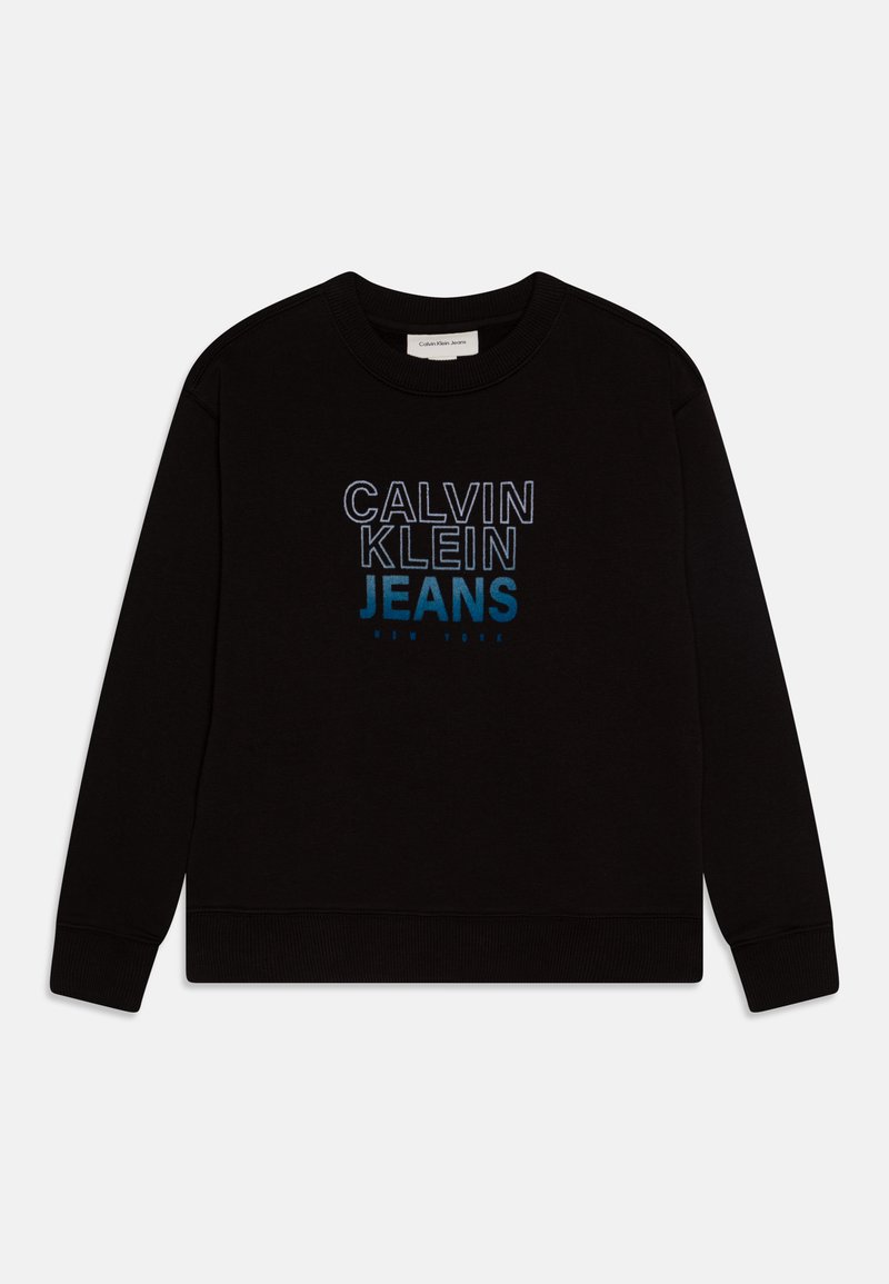 Crna dukserica s rebrastim okruglim izrezom, sa logotipom "CALVIN KLEIN JEANS" u plavom i bijelom tekstu na prednjoj strani. Mekana tekstura tkanine.