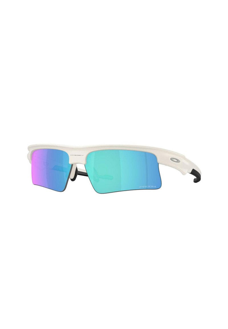 Gafas de sol deportivas blancas con montura semirimless y lentes rectangulares, espejadas en azul púrpura, inclinadas sobre fondo blanco.