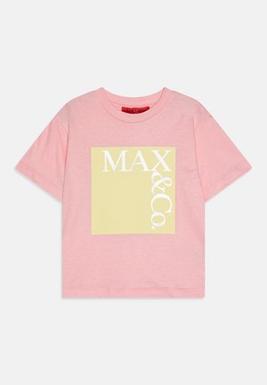 T-shirt de algodão cor-de-rosa com mangas curtas, apresentando um design de quadrado amarelo e texto branco "MAX & Co." em negrito. Corte regular, textura suave.