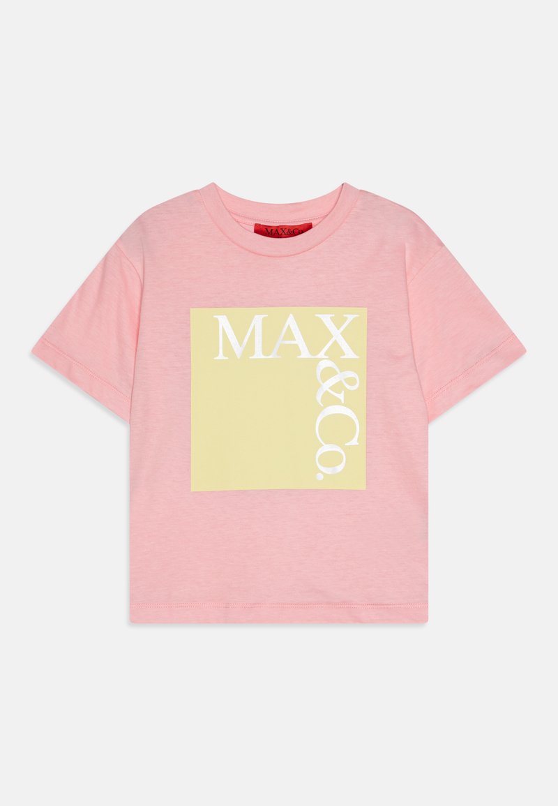 Rožinė medvilninė marškinėliai su trumpomis rankovėmis, turintys geltoną kvadrato dizainą ir baltą tekstą "MAX & Co." didelėmis raidėmis. Standartinio kirpimo, sklandžios tekstūros.