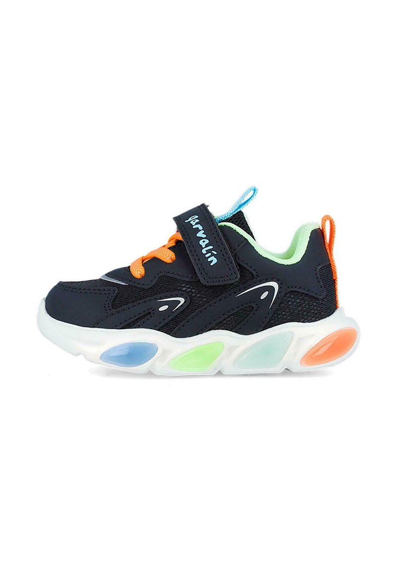 Zapatilla deportiva negra con parte superior de malla texturizada, cordones naranjas, correa de velcro ajustable y suela luminosa con acentos en azul, verde y naranja.