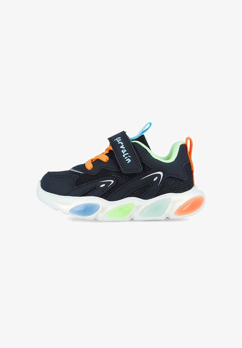 Zapatilla deportiva negra con parte superior de malla texturizada, cordones naranjas, correa de velcro ajustable y suela luminosa con acentos en azul, verde y naranja.