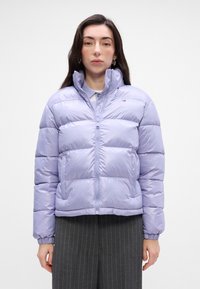 Chaqueta acolchada lavanda con cierre de cremallera, puños acanalados y diseño acolchado horizontal. Fabricada con material brillante y ligero.