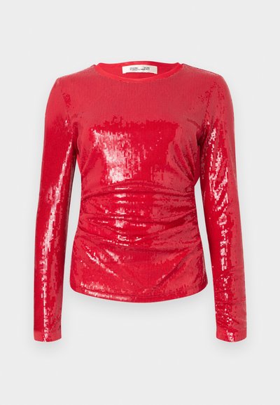 Punane pikkade varrukatega pluus litritekangast, liibuv disain ja vöökoha peal kogutud detail, ümara kaelusega.