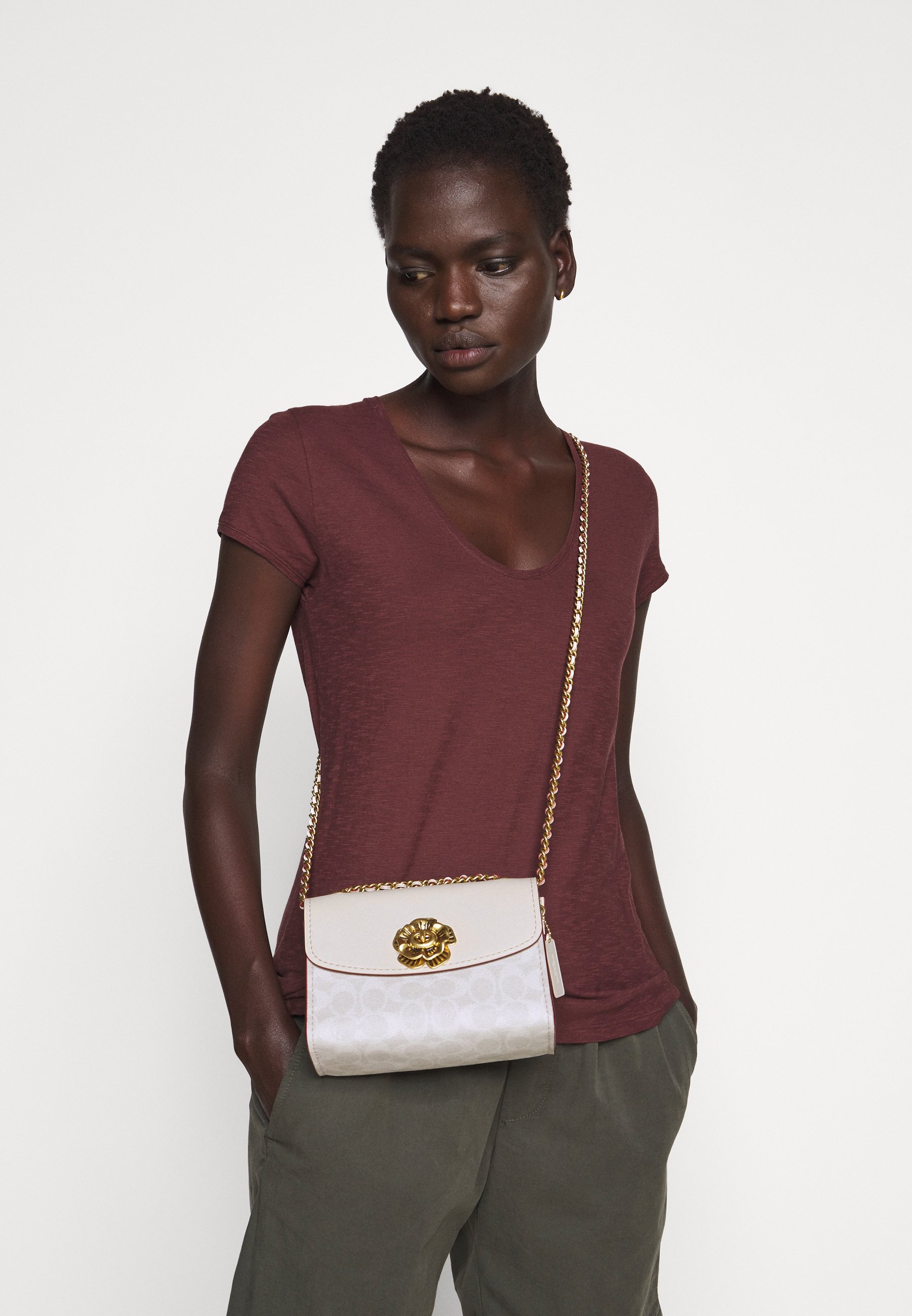 Coach SIGNATURE PARKER SHOULDER BAG Skulderveske chalk Coach PARKER SHOULDER BAG Skulderveske black Zalando.no