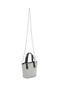Textureret sølv vævet håndtaske med sorte læderdetaljer og korte håndtag. Har en lang kædestropp til brug som crossbody.