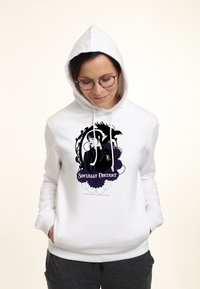 Felpa bianca con cappuccio regolabile presenta un design grafico nero di un personaggio, circondato da accenti floreali viola e testo "Socially Distant".