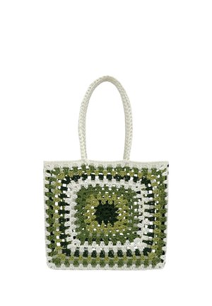 Sac cabas carré crocheté avec des rayures alternées vertes, vert foncé et blanches et deux anses blanches tressées.