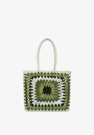 Sac cabas carré crocheté avec des rayures alternées vertes, vert foncé et blanches et deux anses blanches tressées.